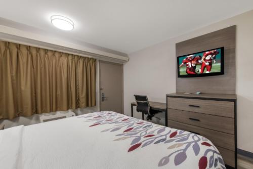 Ένα ή περισσότερα κρεβάτια σε δωμάτιο στο Red Roof Inn Hickory