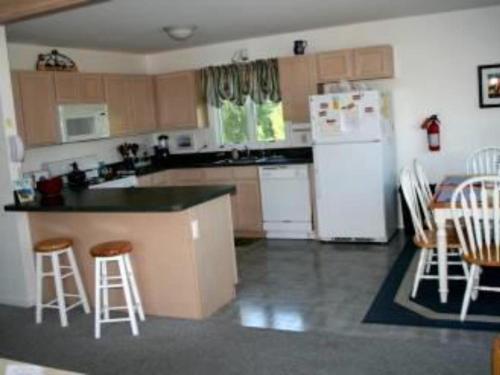 Köök või kööginurk majutusasutuses Single Family, Ship Bottom, Bayside, Deck, Private Yard, Wifi, High Speed Internet, Central Air, Ship Bottom Bay Side Raised Ranch, 2 Decks Close To,