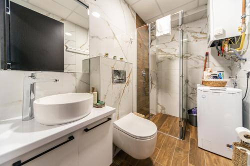 une salle de bain avec toilettes, lavabo et douche dans l'établissement Harizma apartmani - Avenija, à Kragujevac