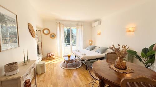 un salon avec un canapé et une table dans l'établissement Proche Palais Des Festivals, Mer, plage By Palmazur, à Cannes