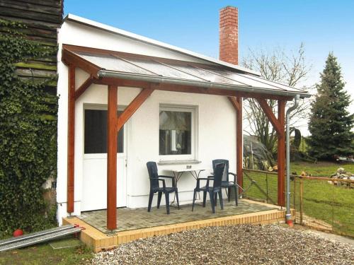 a house with a table and chairs on a deck at Ferienhaus, Parmen bei Feldberg in Parmen