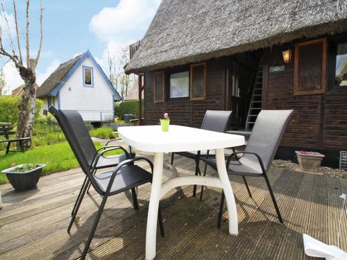 Un patio o zona al aire libre en Bootshaus in Teterow - formerly TUI