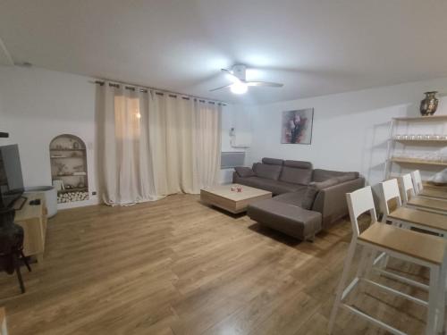un soggiorno con un divano e un tavolo di Bas de Villa avec entrée indépendante en pleine nature a Le Bar-sur-Loup