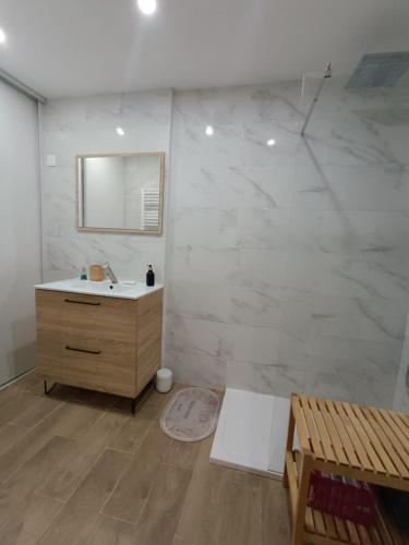 une salle de bain avec un lavabo et un miroir dans l'établissement Bas de Villa avec entrée indépendante en pleine nature, à Le Bar-sur-Loup