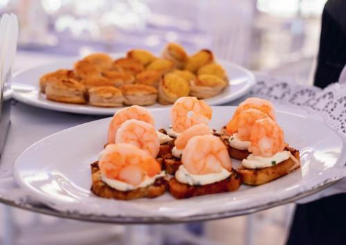 a plate of food with shrimp and pastries on a table at Hostería Valle Verde in Villa Alemana