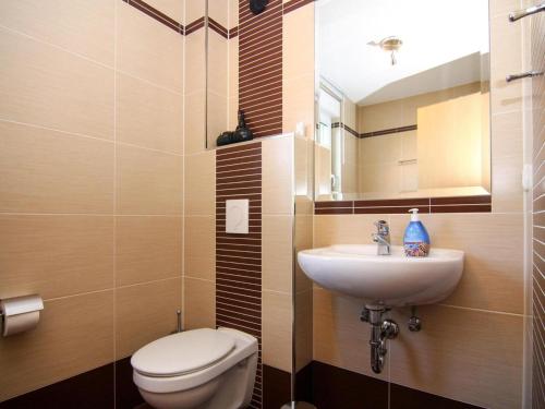 a small bathroom with a toilet and a sink at Doppelhaushälfte, Zingst in Zingst