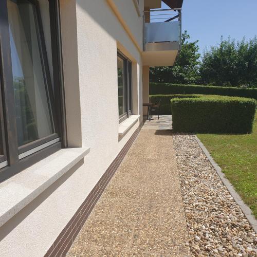 a walkway next to a building with a window at Ferienwohnung Rhönauszeit in Stockheim