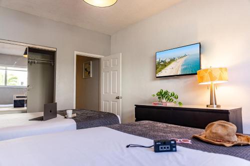 Ένα ή περισσότερα κρεβάτια σε δωμάτιο στο Beachside All Suites Hotel