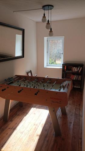 une table de ping-pong au milieu d'une pièce dans l'établissement Gite centre village Burlats, à Burlats