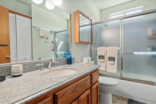 Phòng tắm tại The Peter Pan Hideout with BBQ and Large Backyard