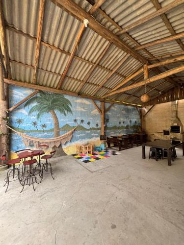 Suítes Yellow House BC في باليريو كامبوريو: غرفة كبيرة بها جدارية