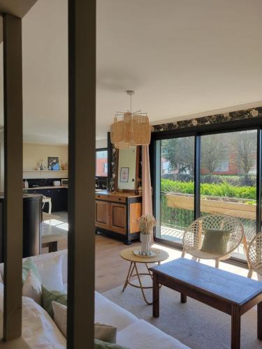 un salon avec un canapé et une table dans l'établissement Villa Mado, à 2 pas de la plage, à Saint-Gilles-Croix-de-Vie