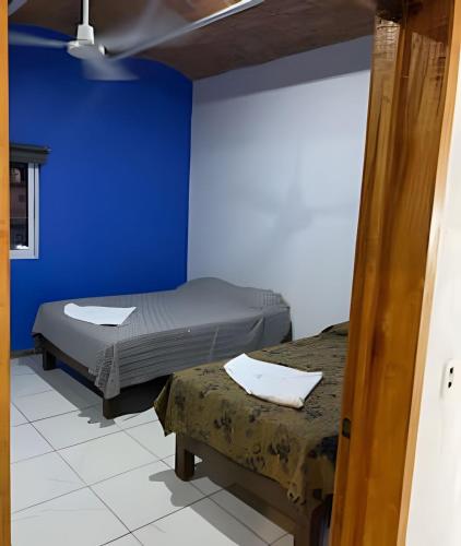 a room with two beds and a blue wall at C12 · Casa 2 niveles, alberca y vista al manglar in Peñita de Jaltemba