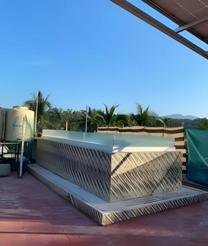 a swimming pool on the roof of a house at C4 Alberca privada a 5 min de la playa planta alta in Peñita de Jaltemba