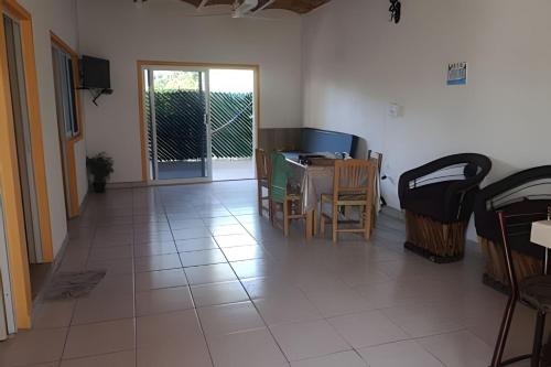 a living room with a table and chairs and a room with a window at C4 Alberca privada a 5 min de la playa planta alta in Peñita de Jaltemba
