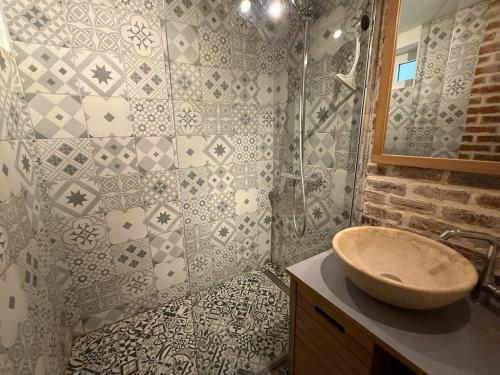 une salle de bain avec un lavabo et une douche dans l'établissement La Tranquilité, à Saint-Valery-en-Caux