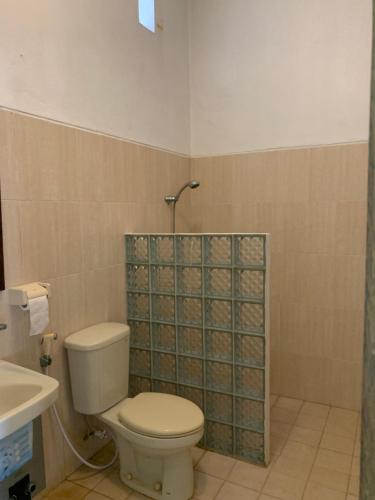 Koupelna v ubytování Arys Lagoon Bungalow & Hotel