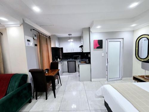 Cucina o angolo cottura di Waterfall City Guest Lodge