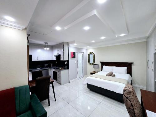 Letto o letti in una camera di Waterfall City Guest Lodge