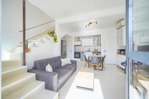 un salon avec un canapé et une table dans l'établissement Charmant duplex proche de Cannes centre et à 2min à pied de la mer, à Cannes