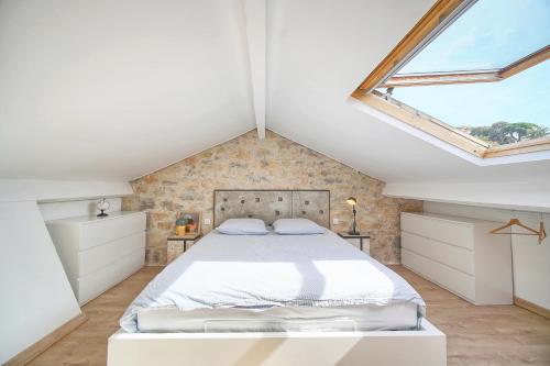 une chambre avec un grand lit dans un grenier dans l'établissement Charmant duplex proche de Cannes centre et à 2min à pied de la mer, à Cannes