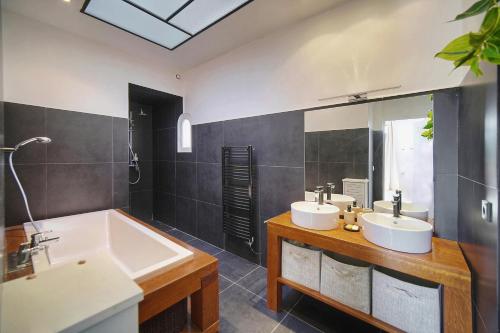 une salle de bain avec deux lavabos et une baignoire dans l'établissement Charmant duplex proche de Cannes centre et à 2min à pied de la mer, à Cannes