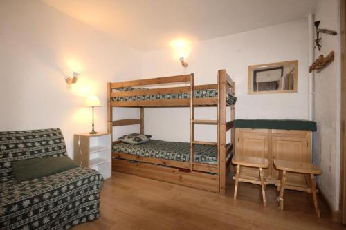 - une chambre avec 2 lits superposés et un canapé dans l'établissement Résidence Mont Blanc - Appartement 3 pièces 6 personnes - Plagne Centre MAE-5084, à La Plagne Tarentaise