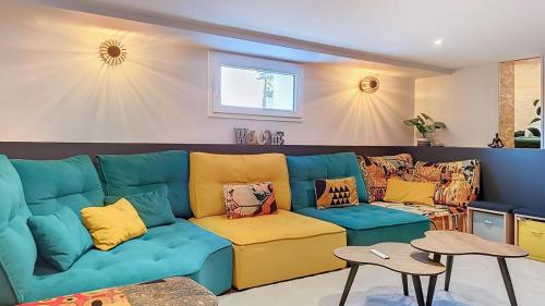 - un salon avec un canapé bleu et jaune dans l'établissement Luxurious villa located at La Pironnière, à Les Sables-dʼOlonne