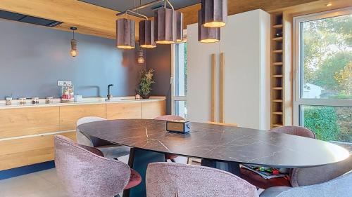une salle à manger avec une table et des chaises dans l'établissement Luxurious villa located at La Pironnière, à Les Sables-dʼOlonne