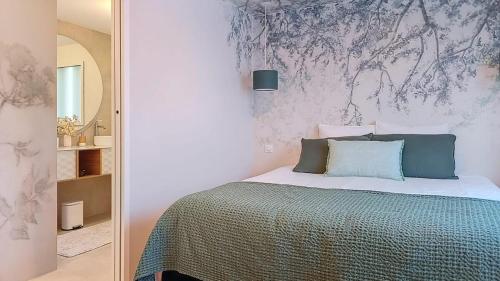 une chambre avec un lit avec un tableau sur le mur dans l'établissement Luxurious villa located at La Pironnière, à Les Sables-dʼOlonne