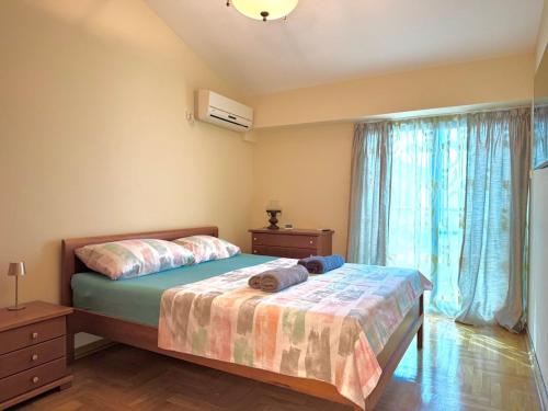 une chambre avec un lit et une grande fenêtre dans l'établissement Adriatic Home, à Pržno