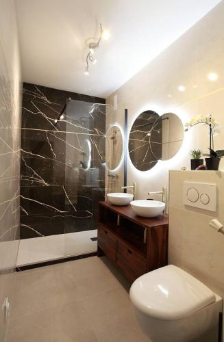 une salle de bain avec toilettes, deux lavabos et une douche dans l'établissement Vue imprenable Bassin d'Arcachon, à Arcachon