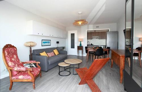 un salon et une cuisine avec un canapé et une table dans l'établissement Vue imprenable Bassin d'Arcachon, à Arcachon