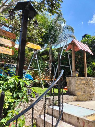 Κήπος έξω από το Hotel Bungalows La Era