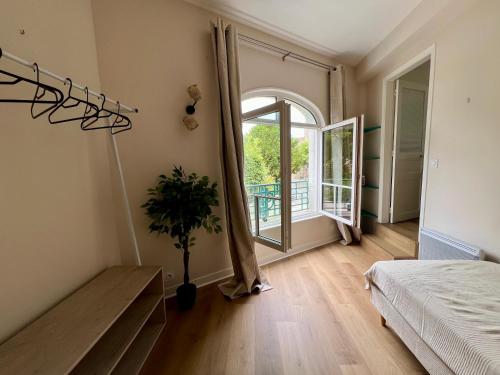 une chambre avec un lit, une fenêtre et une table dans l'établissement Le Celtic, à Dinard