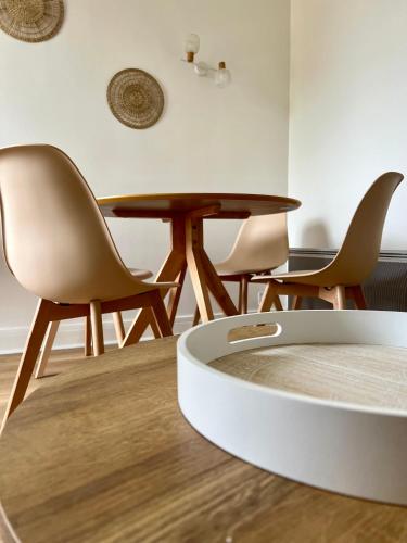 une table et des chaises dans une pièce avec une table dans l'établissement Le Celtic, à Dinard