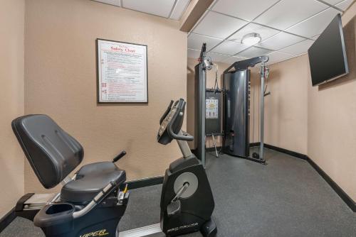 Fitness centrum a/nebo fitness zařízení v ubytování Best Western Plus Peak Vista Inn & Suites
