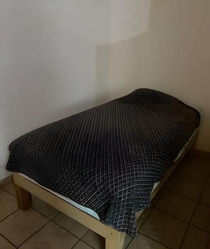 a bed sitting in a corner of a room at C1A 5 Alberca privada a 5 min de la playa in Peñita de Jaltemba