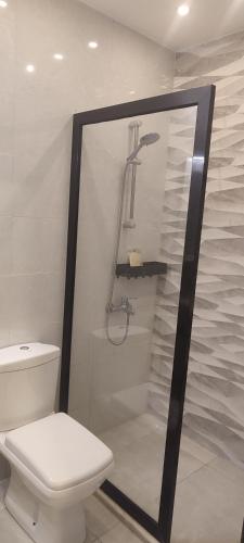 a bathroom with a shower with a toilet and a sink at شقة مفروشة للايجار دوار المشاغل شارع الأقصى in Amman