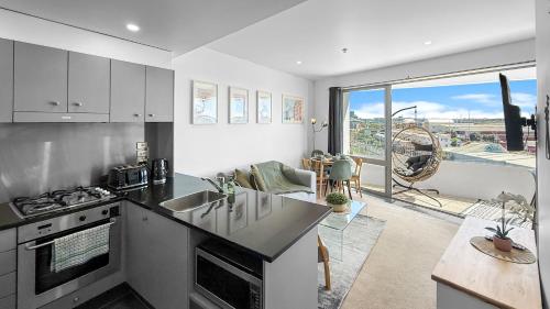 ครัวหรือมุมครัวของ Le Mirage- Stylish, central apartment with pools, sauna, more