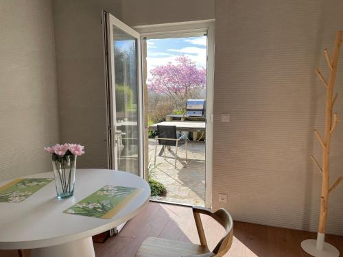 Romantic apartment with heated pool and large park