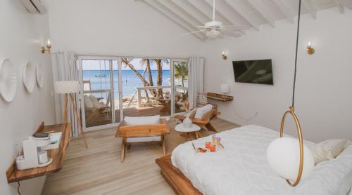 Un pat sau paturi într-o cameră la Luna Beach Luxury Boutique Beach Front Resort