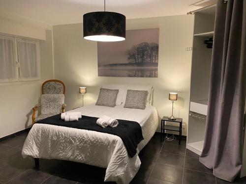 une chambre avec un lit avec deux serviettes dessus dans l'établissement ZER GOCHOA, à Cambo-les-Bains