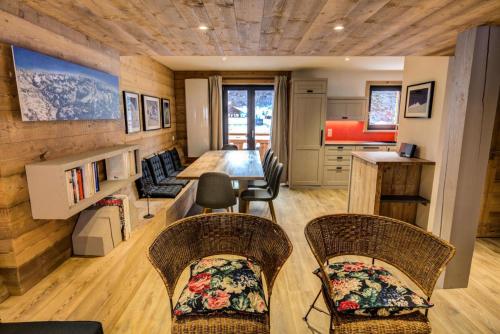 une pièce avec une table et des chaises et une cuisine dans l'établissement Chalet De La Mine - CHALET MINE 2 MAE-1621, à Aime La Plagne