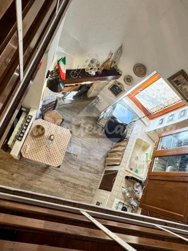 an overhead view of a kitchen and a living room at La Scalinatella "UnaNotteaCasaMia" in Sacrofano