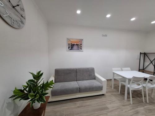 a living room with a couch and a table at Casa Lizy in Nettuno