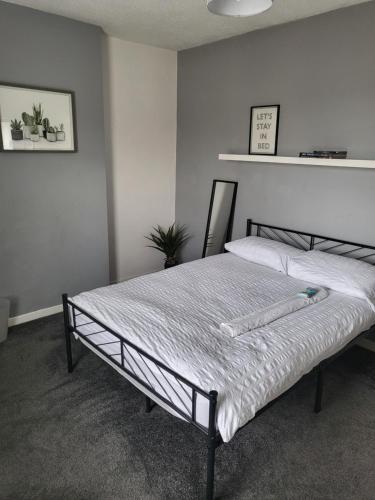 ラグビーにあるRugby town centre house close to rugby train station and rugby schoolのベッドルーム1室(白いベッドカバー付)