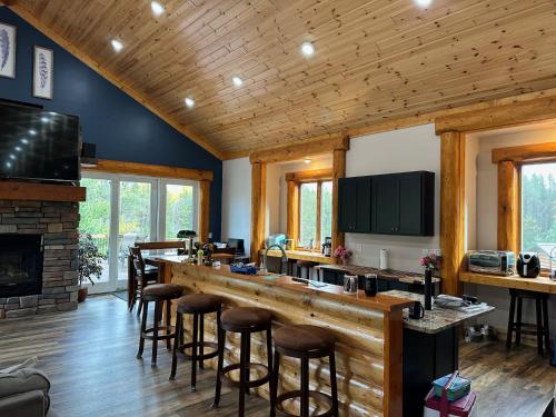Χώρος καθιστικού στο Evergreen Haven Lodge and Bunkhouse