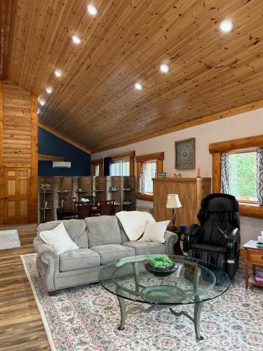Χώρος καθιστικού στο Evergreen Haven Lodge and Bunkhouse