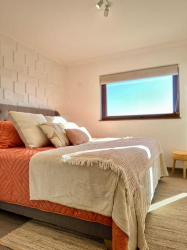 a bedroom with a large bed with a window at Moderno y Amplio in Los Ángeles